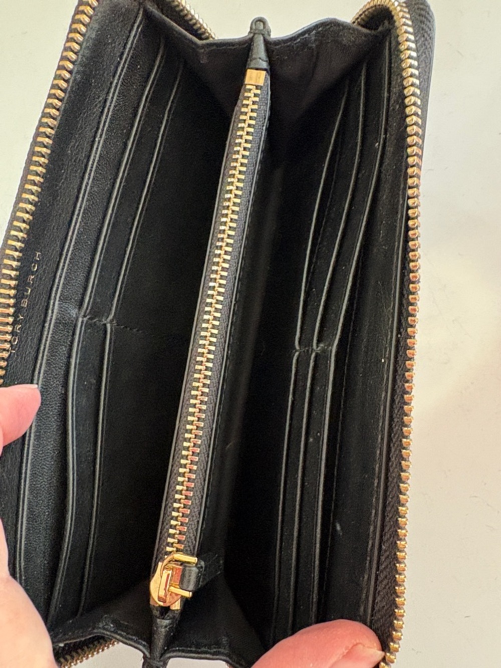Tory Burch Black Wallet with Gold Logo Emblem - Picture 4 of 8